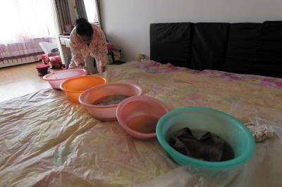 三台楼上漏水，住户失联，小区没物管，业主维权难！律师来支招……